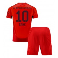 Maglia Calcio Bayern Munich Leroy Sane #10 Prima Divisa Bambino 2024-25 Manica Corta (+ pantaloncini)